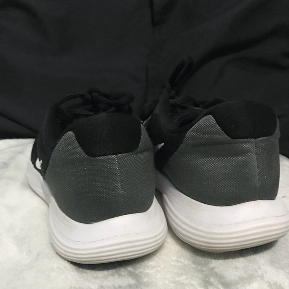 Women’s Nike black lunarlon tennis shoes - Picture 3 of 4